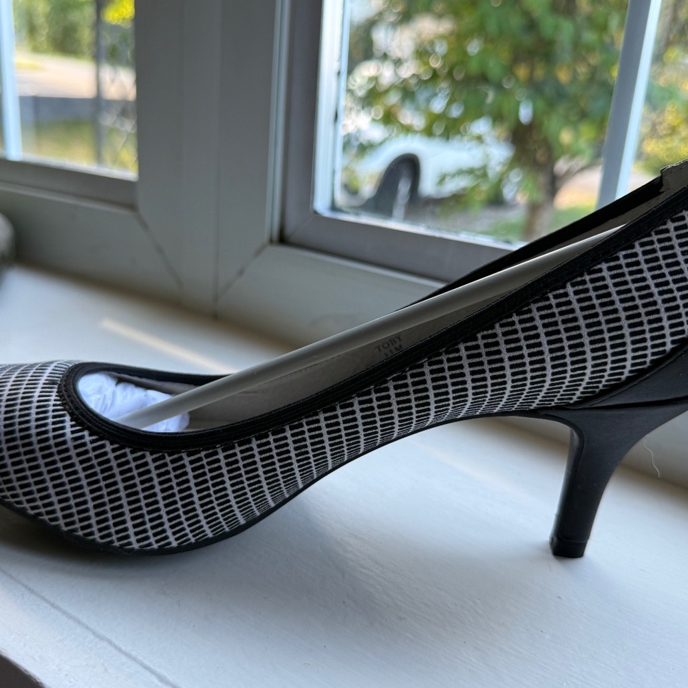 Tahari “Toby” New In Box - Black & White Heel